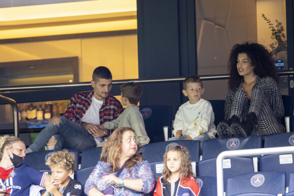 Marco Verratti, ses enfants et sa femme Jessica Aidi - People en tribune lors de la rencontre de football Paris Saint Germain PSG contre Clermont (4-0) au Parc des Princes à Paris le 11 septembre 2021 