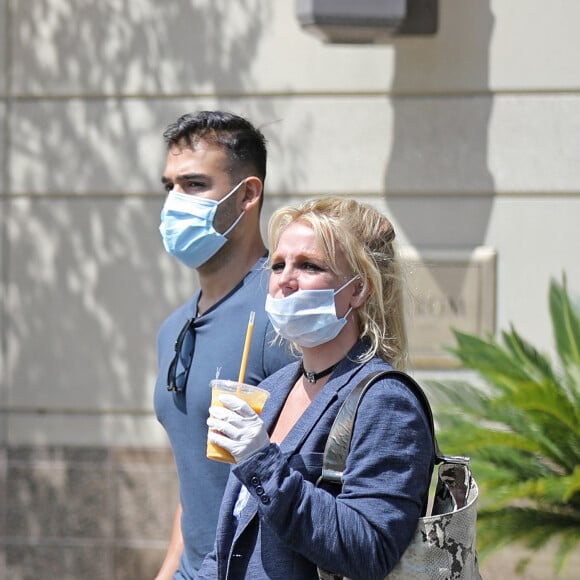 Britney Spears et son compagnon Sam Asghari sortent de leur confinement pour une journée shopping et sportive à Los Angeles le 16 juin 2020.