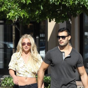 Britney Spears, souriante et rayonnante, se balade main dans la main avec son compagnon Sam Asghari à Camarillo en Californie. Le couple est allé faire du shopping chez GAP et est ensuite allé acheter de la nourriture à emporter dans un In-N-Out Burger. Britney est accompagnée de son garde du corps. Le 17 mai 2019 