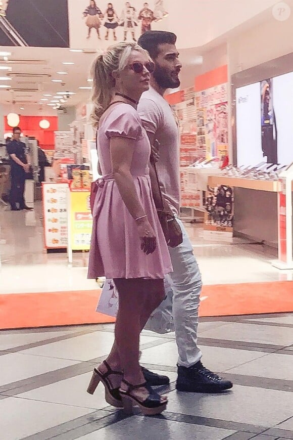 Britney Spears en vacances au Japon se promène avec son compagnon Sam Asghari à Osaka le 8 juin 2017. 