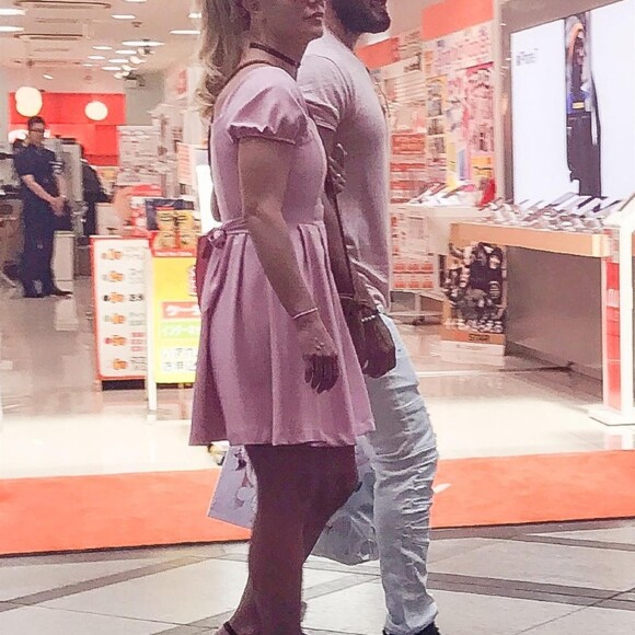 Britney Spears en vacances au Japon se promène avec son compagnon Sam Asghari à Osaka le 8 juin 2017. 