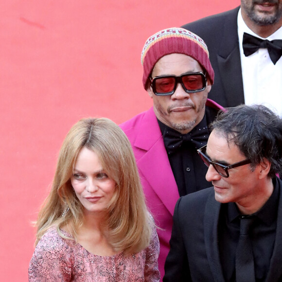 Vanessa Paradis, Samuel Benchetrit, JoeyStarr - Montée des marches du film "De son vivant" lors du 74e Festival de Cannes. Le 10 juillet 2021. © Borde-Jacovides-Moreau / Bestimage