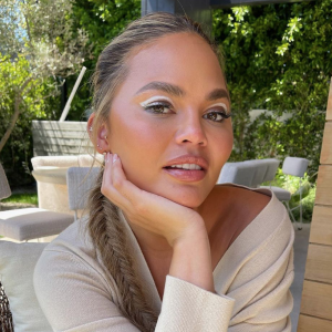 Chrissy Teigen a subi une nouvelle intervention esthétique. Elle la détaille dans sa story Instagram.