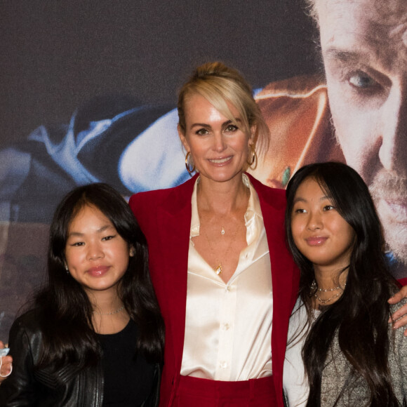 Laeticia Hallyday et ses filles Joy et Jade - Projection au Grand Rex à Paris des documentaires "Johnny USA" et "A nos promesses" à l'occasion de la Journée Spéciale Johnny, son rêve américain. Le 21 octobre 2020 © Jacovides-Moreau / Bestimage