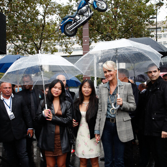 Exclusif - Laeticia Hallyday et ses filles Jade et Joy - Inauguration de l'esplanade "Johnny Hallyday" et de la statue "Quelque chose de ..." de l'artiste Bertrand Lavier sur le parvis de la salle de concert AccorHotels Arena Paris Bercy à Paris. Le 14 septembre 2021 © Borde-Jacovides-Moreau / Bestimage