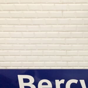 La station de métro "Bercy" à Paris a été, le temps d'une soirée, renommée "Bercy Johnny", à l'occasion du concert hommage à Johnny Hallyday "Que je t'aime" à l'AccorHotels Arena Paris Bercy à Paris. Le 14 septembre 2021 © Céline Bonnarde / Bestimage