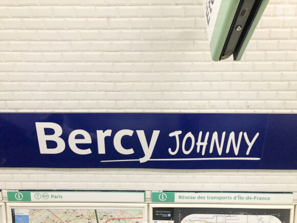 La station de métro "Bercy" à Paris a été, le temps d'une soirée, renommée "Bercy Johnny", à l'occasion du concert hommage à Johnny Hallyday "Que je t'aime" à l'AccorHotels Arena Paris Bercy à Paris. Le 14 septembre 2021 © Céline Bonnarde / Bestimage