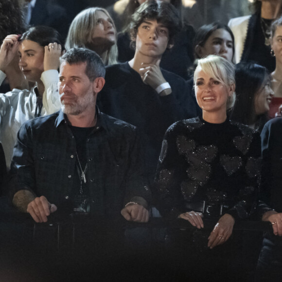 Exclusif - Tomer Sisley et sa femme Sandra, Pascale Louange, Jalil Lespert et sa compagne Laeticia Hallyday, Jean-Claude Camus, Mathilde Seigner, Léo Angeli - People dans les tribunes du concert hommage à Johnny Hallyday "Que je t'aime" à l'AccorHotels Arena Paris Bercy à Paris. Le 14 septembre 2021 © Borde-Jacovides-Moreau / Bestimage