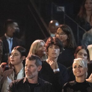 Exclusif - Tomer Sisley et sa femme Sandra, Pascale Louange, Jalil Lespert et sa compagne Laeticia Hallyday, Jean-Claude Camus, Mathilde Seigner, Léo Angeli - People dans les tribunes du concert hommage à Johnny Hallyday "Que je t'aime" à l'AccorHotels Arena Paris Bercy à Paris. Le 14 septembre 2021 © Borde-Jacovides-Moreau / Bestimage