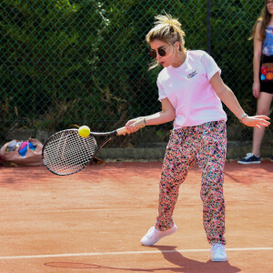 Julie Zenatti - Les célébrités jouent au tennis avec les enfants malades dans le cadre du concert caritatif organisé par l'association "Enfant, star et match" à Antibes, le 11 juillet 2019. © Lionel Urman/Bestimage