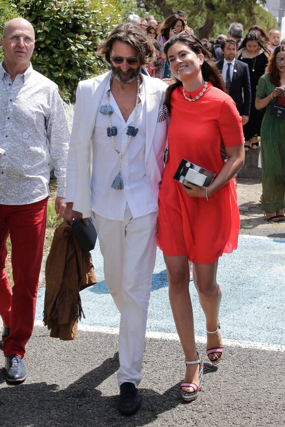 Frédéric Beigbeder et son épouse Lara Micheli au mariage de Laura Smet au Cap Ferret, le 15 juin 2019.