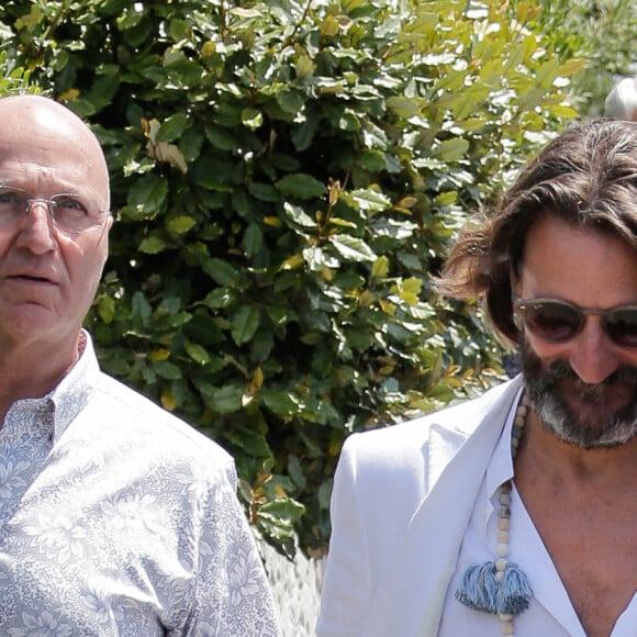 Frédéric Beigbeder et son épouse Lara Micheli au mariage de Laura Smet au Cap Ferret, le 15 juin 2019.