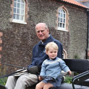 Le prince George et son arrière-grand-père le prince Philip posent devant l'objectif de Kate Middleton. Une photo dévoilée en avril 2021, peu après le décès du duc d'Edimbourg.