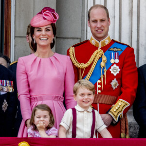 La reine Elisabeth II d'Angleterre, le prince Philip, duc d'Edimbourg, Catherine Kate Middleton, duchesse de Cambridge, la princesse Charlotte, le prince George et le prince William, duc de Cambridge - La famille royale d'Angleterre au balcon du palais de Buckingham pour assister à la parade "Trooping The Colour" à Londres.