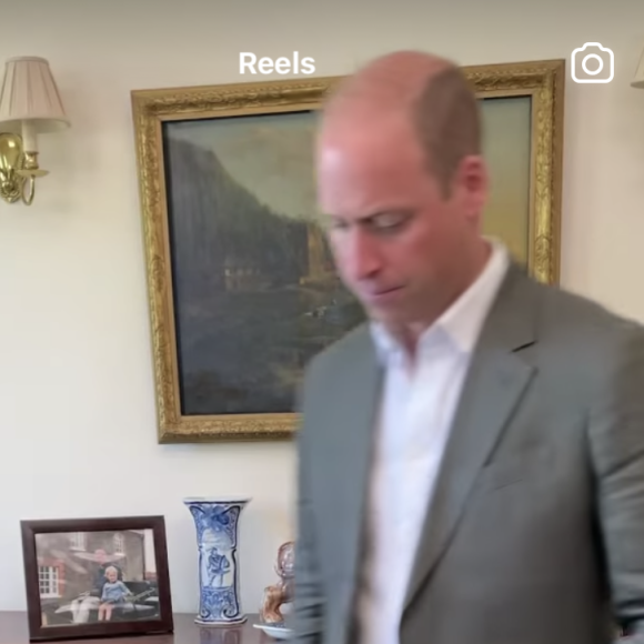 Le prince William apparaît en vidéo sur Instagram, avec une photo de son fils George et son grand-père le prince Philip derrière lui, le 17 septembre 2021.