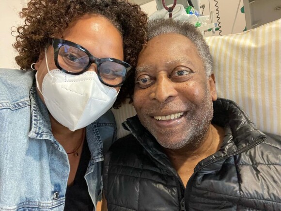 Pelé pose avec sa fille Kely Nascimento à l'hôpital, après avoir été admis en soins intensifs.