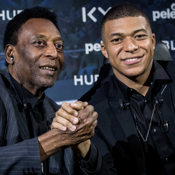 L'ancien footballeur international brésilien, Pelé (Edson Arantes do Nascimento) et le footballeur international français qui évolue au poste d'attaquant au Paris Saint-Germain (PSG), Kylian Mbappé, lors de la soirée organisé par l'horloger suisse Hublot "Hublot loves football" à l'hôtel Lutetia, dans le 6ème arrondissement de Paris, France, le 2 avril 2019. Pelé et Kylian Mbappé sont les ambassadeurs de la Maison Hublot. © Cyril Moreau/Bestimage 