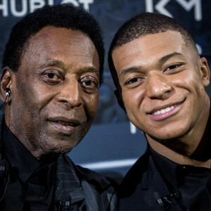 L'ancien footballeur international brésilien, Pelé (Edson Arantes do Nascimento) et le footballeur international français qui évolue au poste d'attaquant au Paris Saint-Germain (PSG), Kylian Mbappé, lors de la soirée organisé par l'horloger suisse Hublot "Hublot loves football" à l'hôtel Lutetia, dans le 6ème arrondissement de Paris, France, le 2 avril 2019. Pelé et Kylian Mbappé sont les ambassadeurs de la Maison Hublot. © Cyril Moreau/Bestimage 