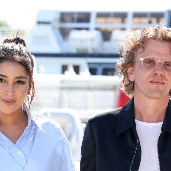 Leïla Bekhti et Alex Lutz - "La vengeance au triple galop" - Photocall lors du Festival de la Fiction de La Rochelle. Le 17 septembre 2021 © Jean-Marc Lhomer / Bestimage