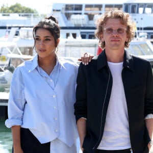 Leïla Bekhti et Alex Lutz - "La vengeance au triple galop" - Photocall lors du Festival de la Fiction de La Rochelle. Le 17 septembre 2021 © Jean-Marc Lhomer / Bestimage