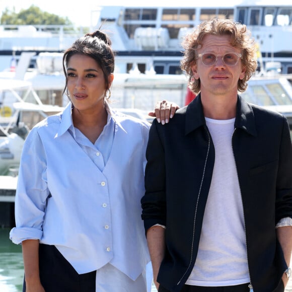 Leïla Bekhti et Alex Lutz - "La vengeance au triple galop" - Photocall lors du Festival de la Fiction de La Rochelle. Le 17 septembre 2021 © Jean-Marc Lhomer / Bestimage