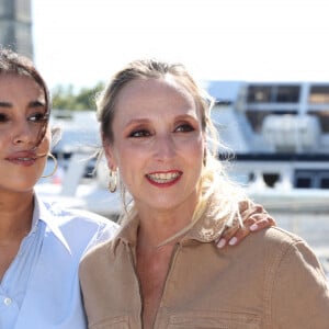 Leïla Bekhti et Audrey Lamy - "La vengeance au triple galop" - Photocall lors du Festival de la Fiction de La Rochelle. Le 17 septembre 2021 © Jean-Marc Lhomer / Bestimage