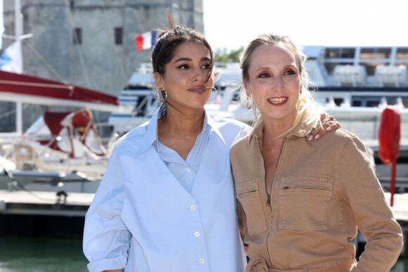 Leïla Bekhti et Audrey Lamy - "La vengeance au triple galop" - Photocall lors du Festival de la Fiction de La Rochelle. Le 17 septembre 2021 © Jean-Marc Lhomer / Bestimage