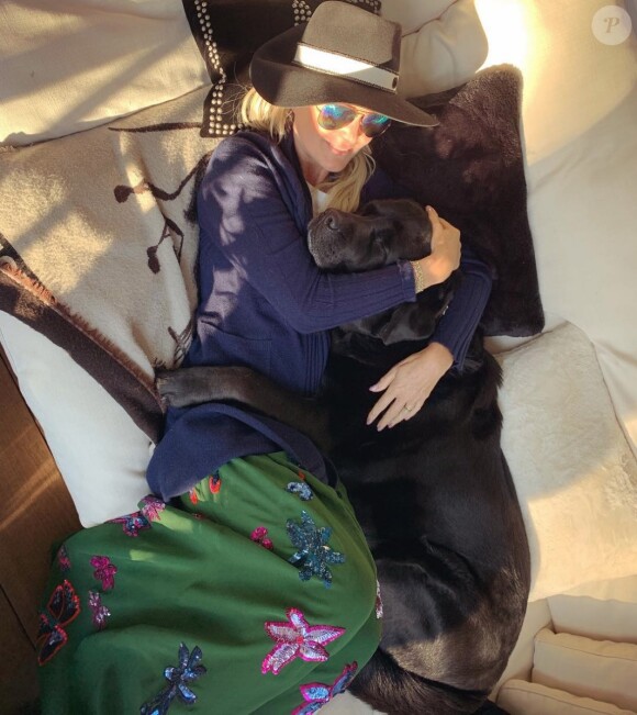 Laeticia Hallyday et son chien Santos sur Instagram.