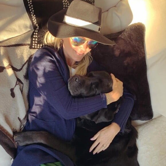 Laeticia Hallyday et son chien Santos sur Instagram.