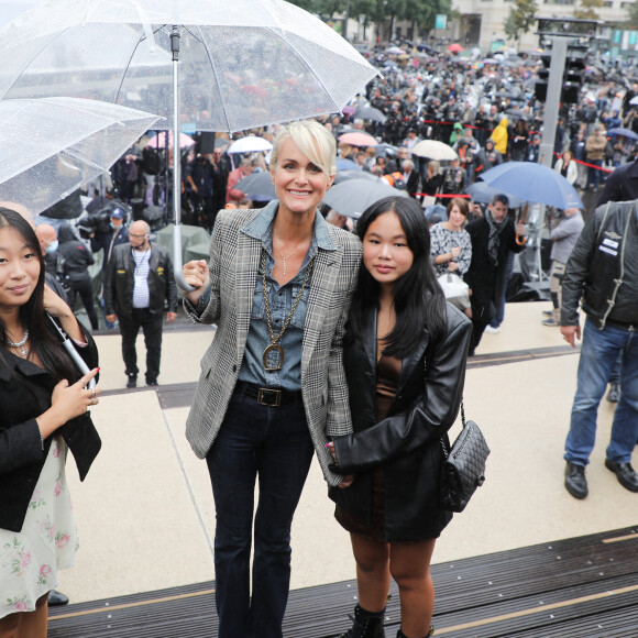 Exclusif - Laeticia Hallyday et ses filles Jade et Joy - Inauguration de l'esplanade "Johnny Hallyday" et de la statue "Quelque chose de ..." de l'artiste Bertrand Lavier sur le parvis de la salle de concert AccorHotels Arena Paris Bercy à Paris. Le 14 septembre 2021. © Borde-Jacovides-Moreau / Bestimage