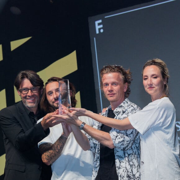 Emmanuel Georges, Arthur Sanigou, Alex Lutz, Audrey Lamy (Meilleure comédie pour "La vengeance au triple galop") - Soirée de clôture du Festival de la Fiction de La Rochelle. Le 18 septembre 2021