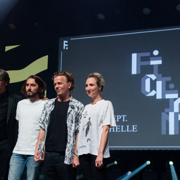 Emmanuel Georges, Arthur Sanigou, Alex Lutz, Audrey Lamy (Meilleure comédie pour "La vengeance au triple galop") - Soirée de clôture du Festival de la Fiction de La Rochelle. Le 18 septembre 2021