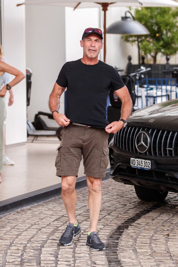 Mike Horn à la sortie de l'hôtel "Martinez" lors du 74ème Festival International du Film de Cannes, le 8 juillet 2021 