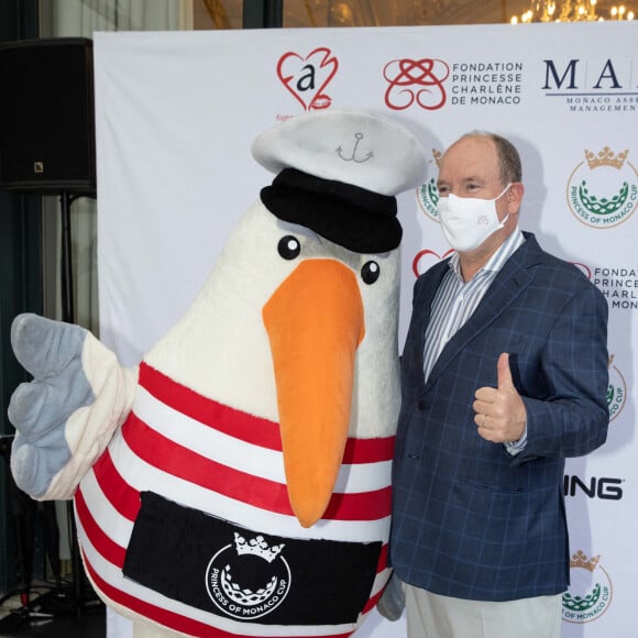 Le prince Albert II de Monaco - Le prince Albert II de Monaco participe au 19ème trou de la Princesse de Monaco Cup (Golf) sur la place du Casino de Monte-Carlo le 16 septembre 2021 au profit de la Fondation Princesse Charlène de Monaco et de Fight Aids Monaco. © Olivier Huitel / Pool / Bestimage