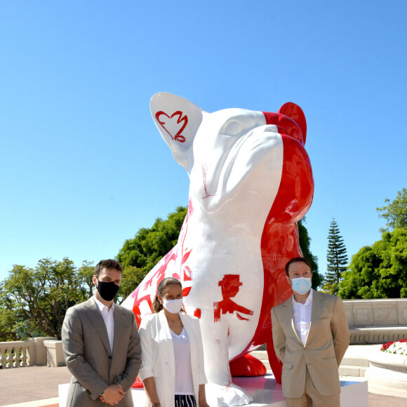 Louis Ducruet, sa mère, la princesse Stéphanie de Monaco et Julien Marinetti - La princesse Stéphanie de Monaco, accompagnée par son fils Louis Ducruet, a inauguré une sculpture de l'artiste Julien Marinetti "Doggy John Monaco" installée sur les terrasses du Casino de Monte-Carlo, à Monaco, le 4 juin 2021. © Bruno Bebert/Bestimage