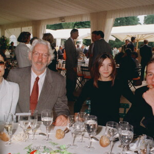 Clotilde Courau et Guillaume Depardieu avec Donald Sutherland à Paris en 1997. 