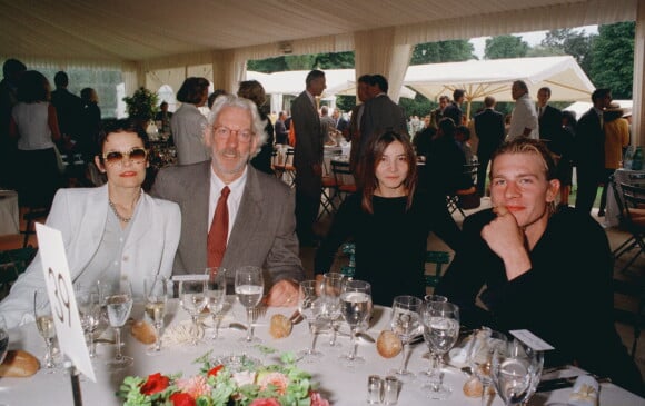 Clotilde Courau et Guillaume Depardieu avec Donald Sutherland à Paris en 1997. 