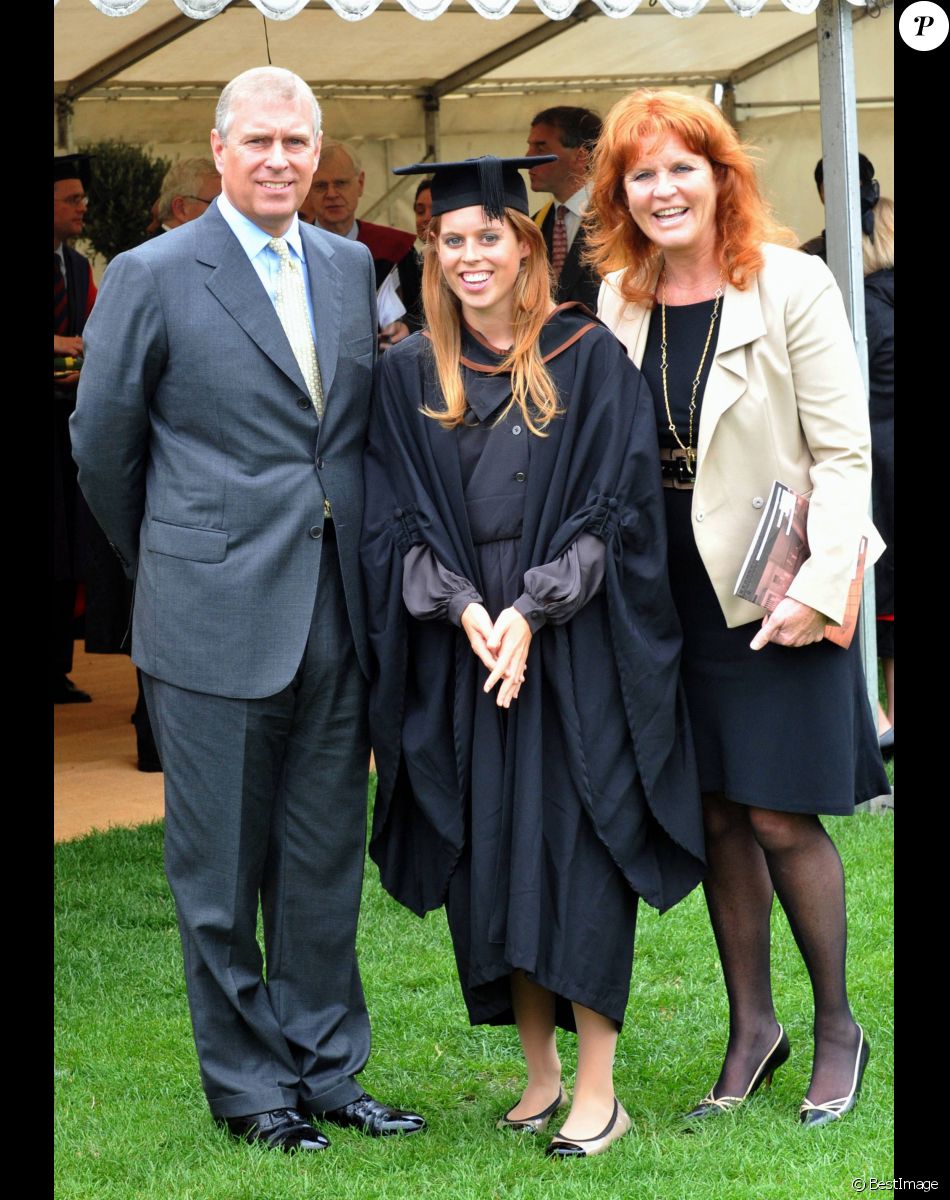Le prince Andrew et Sarah Ferguson avec leur fille la princesse Beatrice le jour de sa remise de diplôme à Londres.