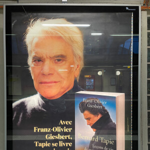 Promotion du livre de Franz-Olivier Giesbert, "Bernard Tapie, Leçons de vie, de mort et d'amour" dans le métro de Paris. Le 16 juin 2021. © Christophe Clovis / Bestimage