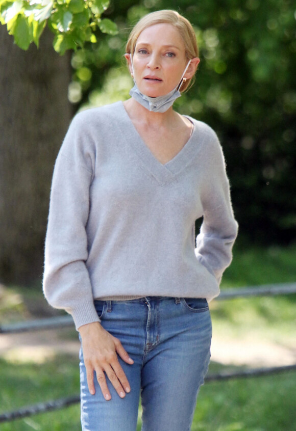 Uma Thurman est à New York pour le tournage du film "Suspicion" le 18 mai 2021.