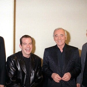Jean-Jacques Goldman, Charles Aznavour, Patrick Timsit et Garou à Paris en 2001.