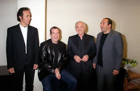 Jean-Jacques Goldman, Charles Aznavour, Patrick Timsit et Garou à Paris en 2001.