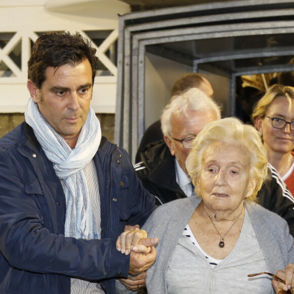 Bernadette Chirac, sa fille Claude Chirac et Jacques Vendroux - Le Variétés Club de France dispute un match caritatif présidé par Madame B. Chirac au profit de "+ de Vie", en faveur des personnes âgées accueillies dans les services de gériatrie et d'URMA, service pédiatrie du CHU de Montpellier, parrainé par L. Blanc au stade Léo Lagrange de Poissy, France, le 11 Octobre 2017. © Marc Ausset-Lacroix/Bestimage
