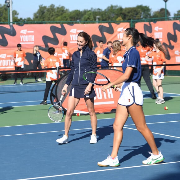 Catherine (Kate) Middleton, duchesse de Cambridge et Emma Raducanu lors d'un événement organisé par le programme LTA Youth, au National Tennis Center de Londres, Royaume Uni, le 24 septembre 2021.