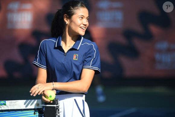 Emma Raducanu lors d'un événement organisé par le programme LTA Youth, au National Tennis Center de Londres, Royaume Uni, le 24 septembre 2021.