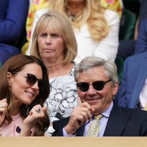 Catherine (Kate) Middleton, duchesse de Cambridge assiste, au côté de son père Michael, à la finale du tournoi de Wimbledon (Djokovic - Berrettini) au All England Lawn Tennis and Croquet Club à Londres, le 11 juillet 2021.
