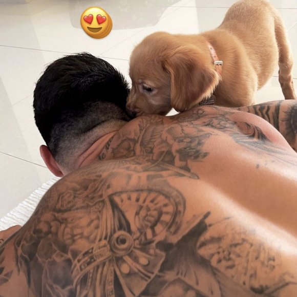 Benjamin Samat offre un chien à Maddy Burciaga pour leur 1 an ensemble - Instagram