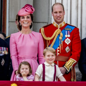 La reine Elizabeth II, le prince Philip, Kate Middleton, la princesse Charlotte, le prince George et le prince William - La famille royale d'Angleterre au balcon du palais de Buckingham pour assister à la parade "Trooping The Colour" à Londres.