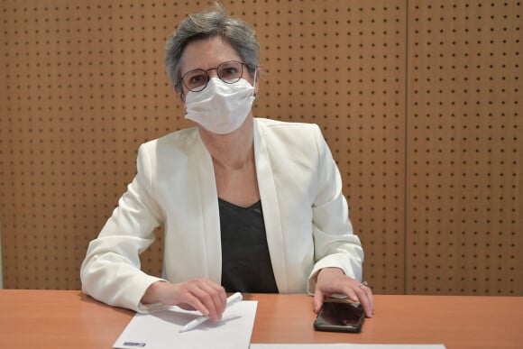 Sandrine Rousseau dans le 19ème arrondissement de Paris, France, le 17 avril 2021, pour tenter de construire un rassemblement en vue de l'élection présidentielle en 2022. © Isa Harsin/Pool/Bestimage