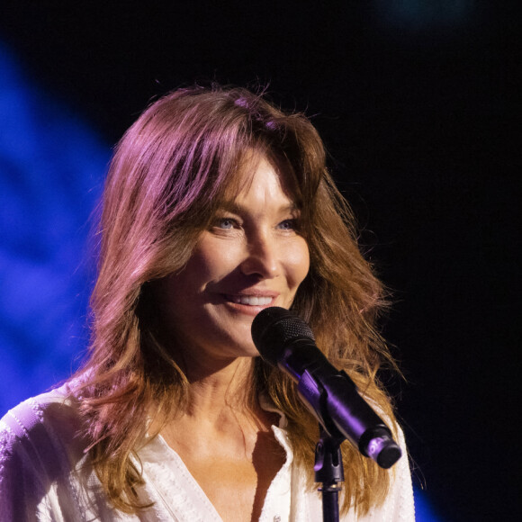 Carla Bruni-Sarkozy - Enregistrement de l'émission "Olympiascope" présentée par Bernard Montiel et diffusée le 29 septembre sur Olympia TV à 20h30, à l'occasion de l'enregistrement du nouveau spectacle de Daniel Auteuil "Un déjeuner en l'air" à la Marbrerie. © Jack Tribeca / Bestimage